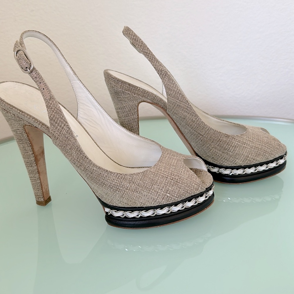 Chanel Designer 38 1/2 Tan Canvas Leather White Chain Platform Shoes 4.5 “ Heel - Picture 6 of 12
